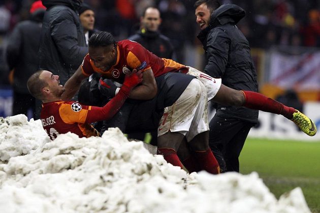 Fotbalisté Galatasaraye Istanbul Wesley Sneijder (vlevo) a Didier Drogba slaví rozhodující gól nizozemského záložníka proti Juventusu, který poslal turecký tým do osmifinále Ligy mistrů.