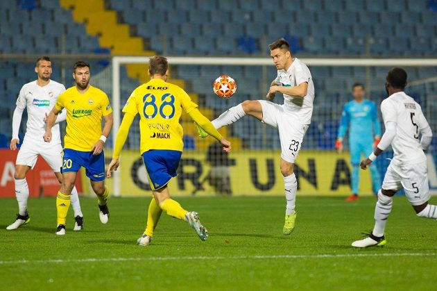 Zleva Lukáš Hejda z Plzně, Tomáš Wágner a Tomáš Poznar ze Zlína a plzeňští Lukáš Kalvach a Joel Kayamba během utkání nejvyšší soutěže.