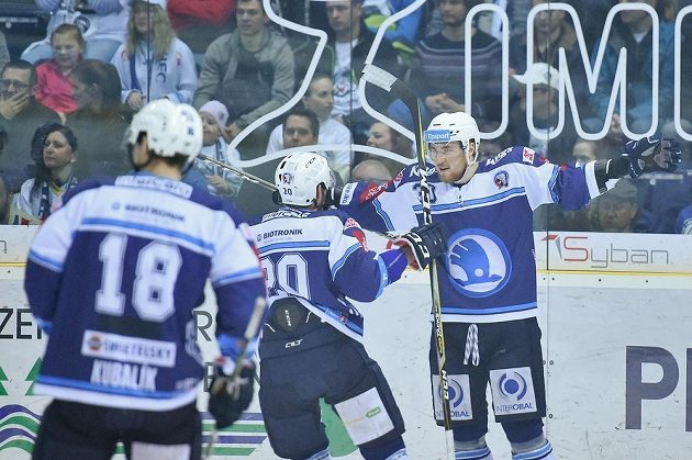Autor prvního plzeňského gólu Jakub Lev (vpravo) se raduje se spoluhráči z trefy do liberecké sítě během čtvrtfinále play off hokejové extraligy.