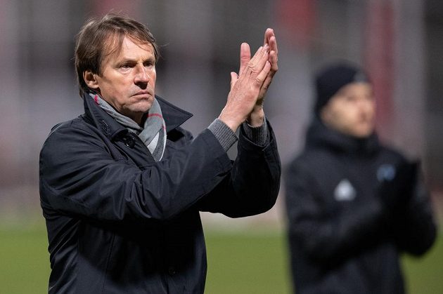 Trenér Karviné František Straka tleská fanouškům po utkání 25. kola Fortuna ligy na Dukle.