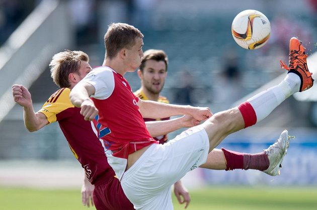 Tomáš Souček ze Slavie (vpředu) a Tomáš Berger z Dukly Praha během malého pražského derby.