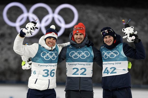 Stupně vítězů. Arnd Peiffer vyhrál. Druhý dojel Čech Michal Krčmář, bronz bral Dominik Windisch. Tak skončil biatlonový sprint na 10 kilometrů v Jižní Koreji.
