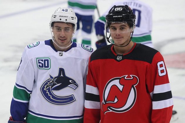 Osmnáctiletý útočník Jack Hughes (vpravo) z New Jersey pózuje na rozbruslení před zápasem s Vancouverem se svým o dva roky starším bratrem Quinnem, obráncem Canucks.