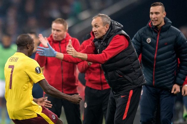 Sparťanský útočník Kehinde Fatai a masér Tomáš Stránský oslavují gól v utkání proti Schalke.