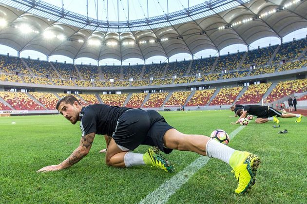 Záložník Sparty Lukáš Vácha na stadiónu v Bukurešti před odvetou 3. předkola Ligy mistrů se Steauou.