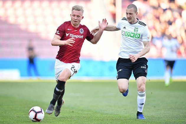 Václav Drchal ze Sparty Praha a Milan Rundič z Karviné během utkání Fortuna ligy.