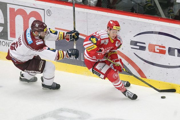 Adam Polášek (vlevo) ze Sparty a třinecký Radim Matuš z Třince ve druhém semifinále extraligy.