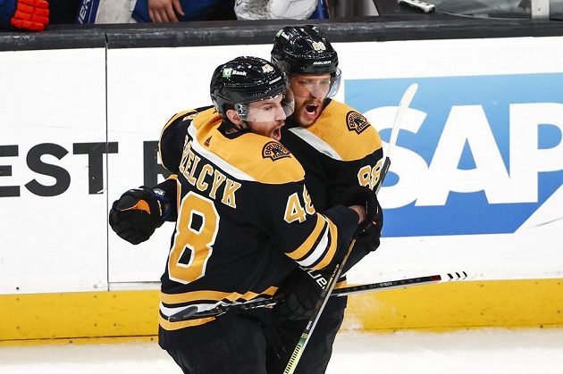 Bostonská radost! Český útočník Bruins David Pastrňák (88) oslavuje svou trefu do sítě New York Islanders s obráncem Mattem Grzelcykem (48) během utkání 2. kola play off NHL.