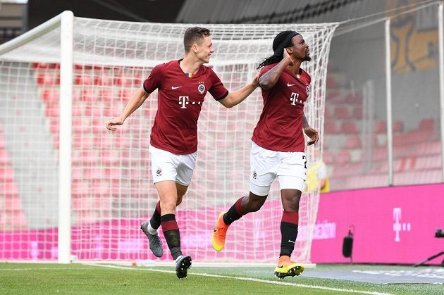 Obránce Sparty Costa slaví první gól v síti tureckého Trabzonsporu v utkání 3. předkola Evropské ligy. Za úspěšným střelcem peláší před prázdnými tribunami Ladislav Krejčí.