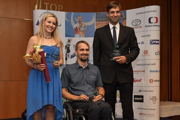 Střelec Tomáš Pešek (uprostřed) byl vyhlášen vítězem ankety Nejlepší handicapovaný sportovec ČR roku 2019. Druhé místo obsadila lyžařka Tereza Kmochová, třetí skončil snowboardcrossař Tomáš Pazdera.