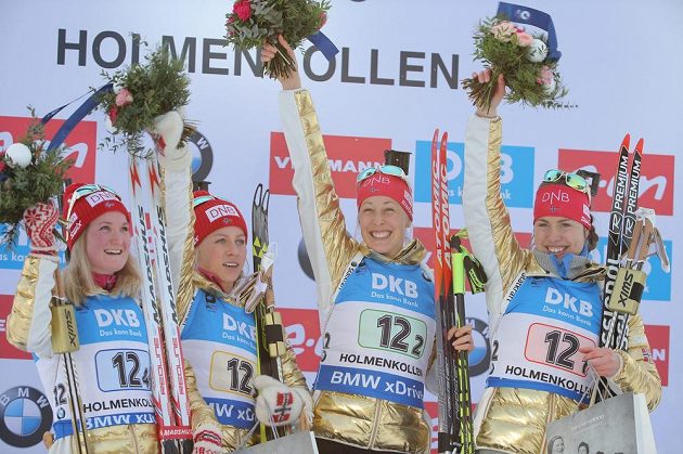 Zlaté norské kvarteto (zleva) Marte Olsbuová, Tiril Eckhoffová, Fanny Birkelandová a Synnoeve Solemdalová na stupních vítězů.