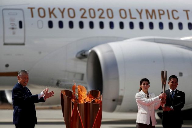 Olympijská pochodeň dorazila v pátek do Japonska. Letadlo s olympijským ohněm přistálo na vojenské základně Macušim.