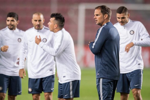 Fotbalisté Interu Milán se chystají na zápas Evropské ligy se Spartou. Vpředu trenér Frank de Boer.
