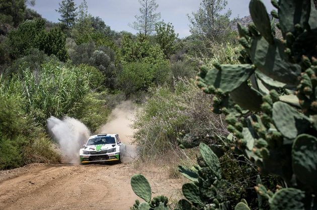 Vojtěch Štajf se Škodou Fabia R5 na trati Kyperské rallye.