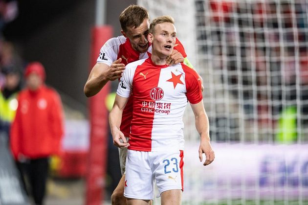 Slávista Petr Ševčík (vpředu) se spoluhráčem Tomášem Součkem po trefě na 2:0 proti Teplicím.