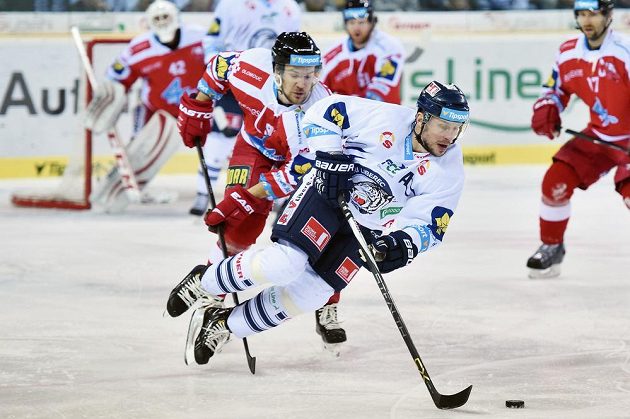 Obránce Olomouce Tomáš Valenta (vlevo) a liberecký útočník Petr Vampola v utkání 36. kola.