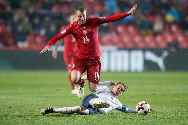 Michael Krmenčík a Stefan Johansen z Norska během utkání kvalifikace MS 2018.