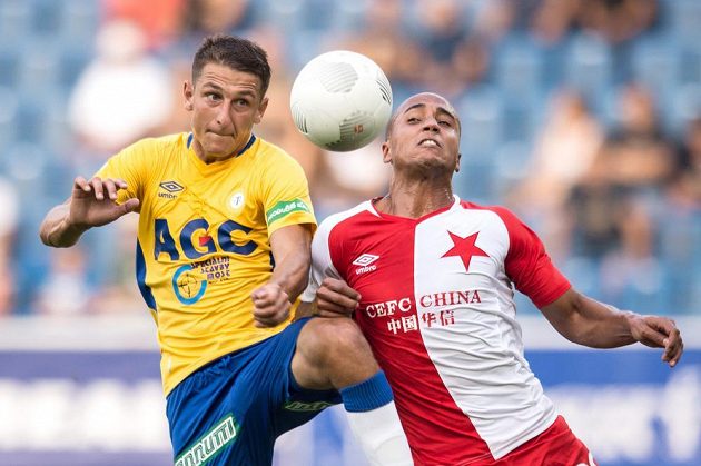 Souboj o míč v podání teplického beka Jana Kroba a útočníka Slavie Gina van Kessela.