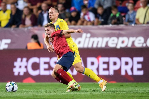 Michal Sadílek a Yevhen Makarenko z Ukrajiny během přípravného utkání fotbalové reprezentace.