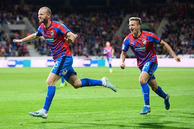 Fotbalisté Viktorie Plzeň Michael Krmenčík (vlevo) a Jan Kopic oslavují gól na 1:0 během utkání 11. kola proti Spartě.