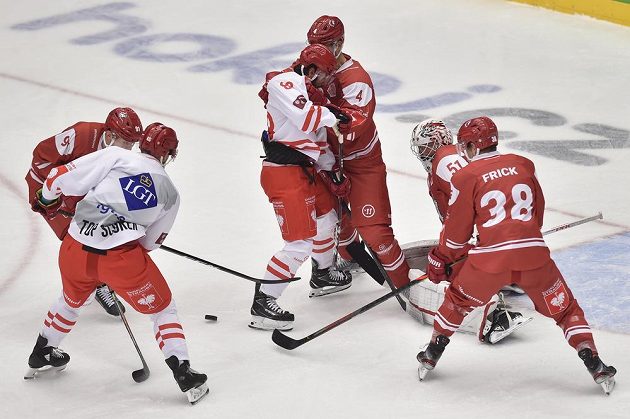 Joël Vermin z Lausanne, Tomáš Marcinko a Erik Hrňa z Třince, Petteri Lindbohm, brankář Tobias Stephan a Lukas Frick z Lausanne v akci během utkání hokejové Ligy mistrů.