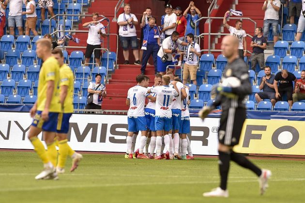 Fotbalisté Baníku se radují z gólu v síti Zlína, za poločas stihli slavit hned čtřikrát.
