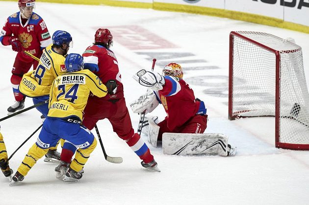 Gólman ruské hokejové reprezentace Alexander Samonov v akci během utkání Švédských hokejových her, kdy Rusové vyhráli nad domácí reprezentací 2:1 po samostatných nájezdech.