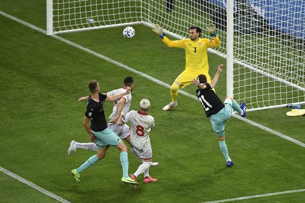 Rakouský fotbalista Stefan Lainer (vpravo) střílí gól v utkání EURO proti Severní Makedonii.