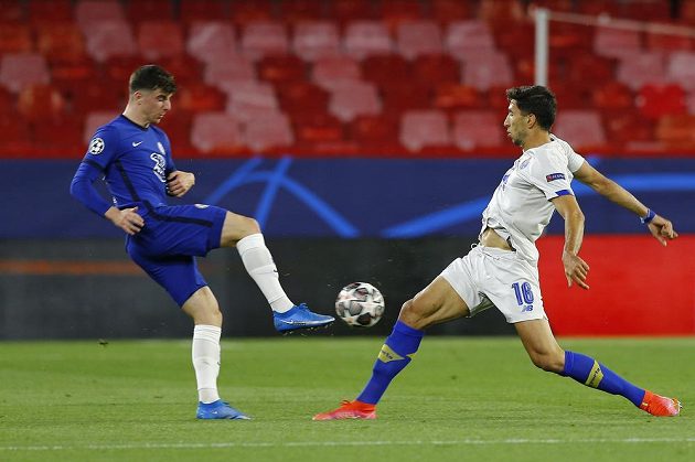 Fotbalista Chelsea Mason Mount v akci s Marko Grujičem z FC Porto během čtvrtfinále Ligy mistrů.