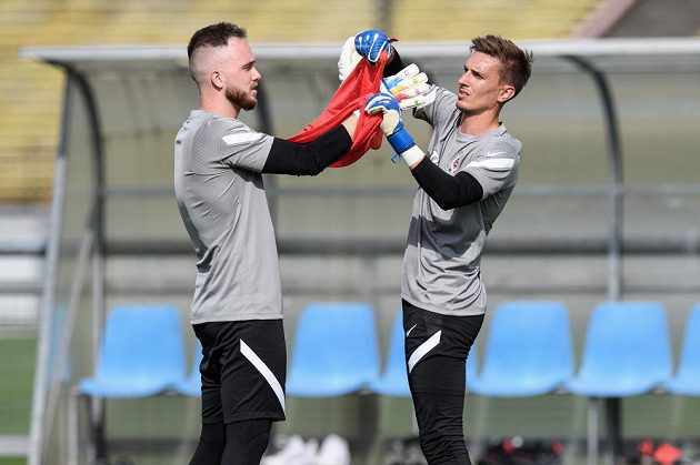Brankáři Sparty Praha Dominik Holec (vlevo) a Milan Heča během prvního tréninku sezony 2020/2021.