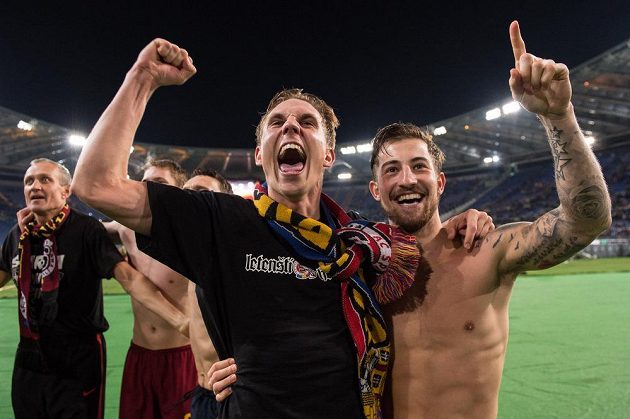 Bořek Dočkal (vlevo) a Lukáš Vácha se na Olympijském stadiónu v Římě radují z postupu Sparty do čtvrtfinále Evropské ligy.