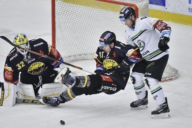 Brankář Litvínova Jaroslav Janus, jeho spoluhráč Lukáš Doudera a mladoboleslavský Jan Stránský v akci během extraligového utkání.