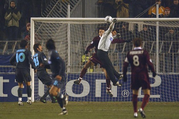 Útočník Sparty Marek Kincl překonává brankáře Lazia Řím Peruzziho během utkání základní skupiny Ligy mistrů. Zápas se hrál 9. prosince 2003 v Praze.