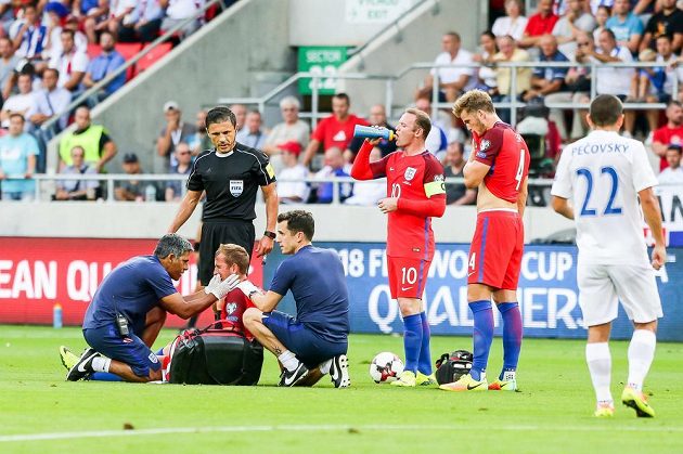 Angličan Harry Kane je ošetřován při utkání se Slovenskem v Trnavě během kvalifikace o MS 2018.
