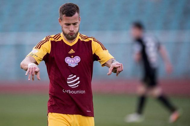 Útočník Dukly Jakub Mareš se raduje ze čtvrtého gólu svého týmu v duelu proti Jablonci.