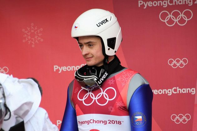 Český sdruženář Ondřej Pažout během skokanské části olympijského závodu na středním můstku.