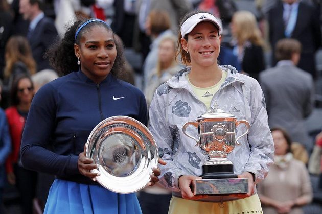 Vítězka French Open Garbiňe Muguruzaová (vpravo) a poražená finalistka Serena Williamsová z USA.