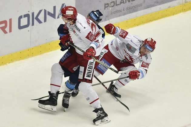 Obránce Třince Martin Gernát (vlevo) fauluje libereckého útočníka Marka Zachara. Vpravo je Marian Adámek z Třince.