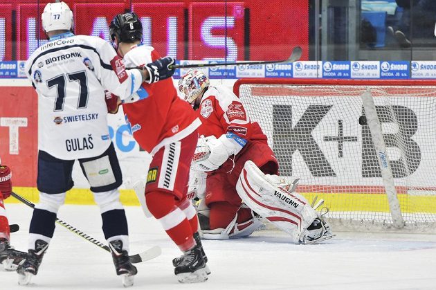 Olomoucký brankář Branislav Konrád inkasuje první gól. Přihlížejí Milan Gulaš z Plzně a Tomáš Dujsík z Olomouce.