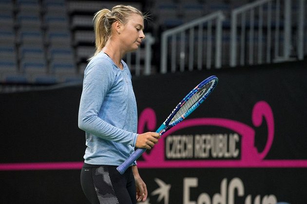 Ruská tenistka Maria Šarapovová si kontroluje raketu během tréninku před finále Fed Cupu v Praze.