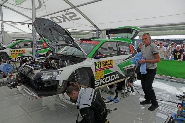 Josef Kopecký při Španělské rallye v servisní zóně pečuje o vůz syna Jana.