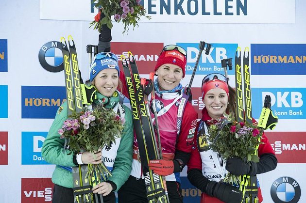 Poslední sprint biatlonistek v sezoně na Světovém poháru na Holmenkollenu vyhrála slovenská mistryně světa Anastasia Kuzminová (uprostřed), druhá skončila Franziska Preussová z Německa a třetí místo brala další Slovenka Paulína Fialková.