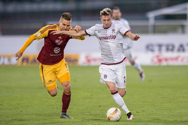 Ladislav Krejčí ze Sparty Praha (vpravo) a Jakub Považanec z Dukly Praha bojují o balón.