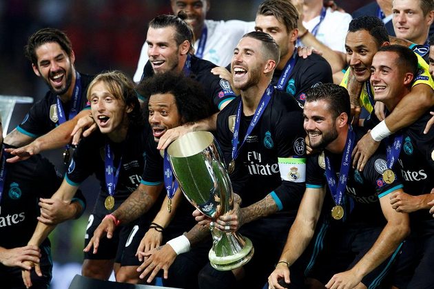 Fotbalisté Realu Madrid slaví triumf v Superpoháru. S trofejí Sergio Ramos.