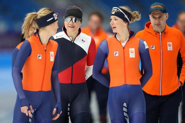 Česká rychlobruslařka Karolína Erbanová na tréninku před zahájením zimních olympijských her v jihokorejském Pchjončchangu, společnost jí dělají soupeřky z nizozemského týmu.