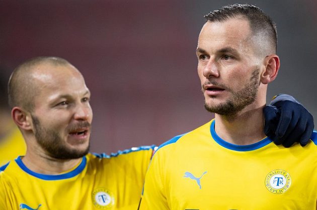 Fotbalisté Teplic Tomáš Vondráček (vlevo) a Pavel Moulis oslavují vítězství 1:0 proti Spartě.