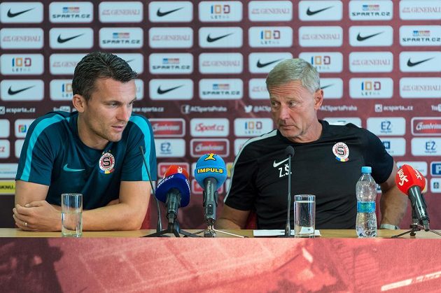 Sparťanský trenér Zdeněk Ščasný (vpravo) a útočník David Lafata během čtvrteční tiskové konference.