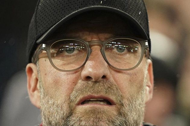Trenér Liverpoolu Jürgen Klopp sleduje dění na hřišti v utkání osmifinále Ligy mistrů proti Atlétiku Madrid.