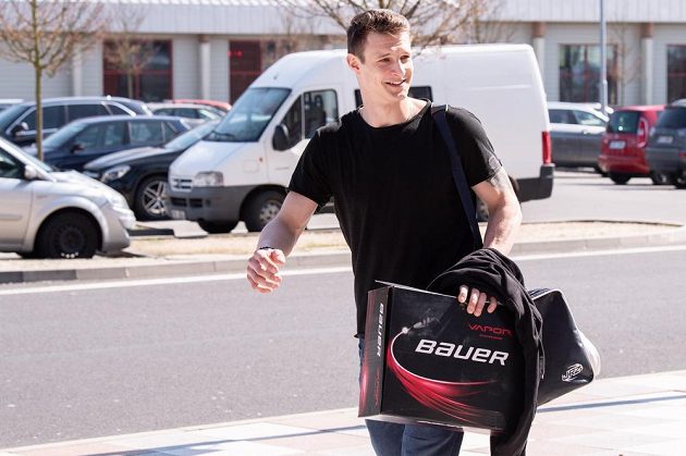 Dominik Kubalík přichází na sraz hokejové reprezentace před přípravnými zápasy s Německem.