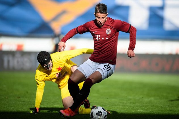 Adam Hložek ze Sparty v šanci před brankářem Slavie Ondřejem Kolářem během semifinále MOL Cupu.